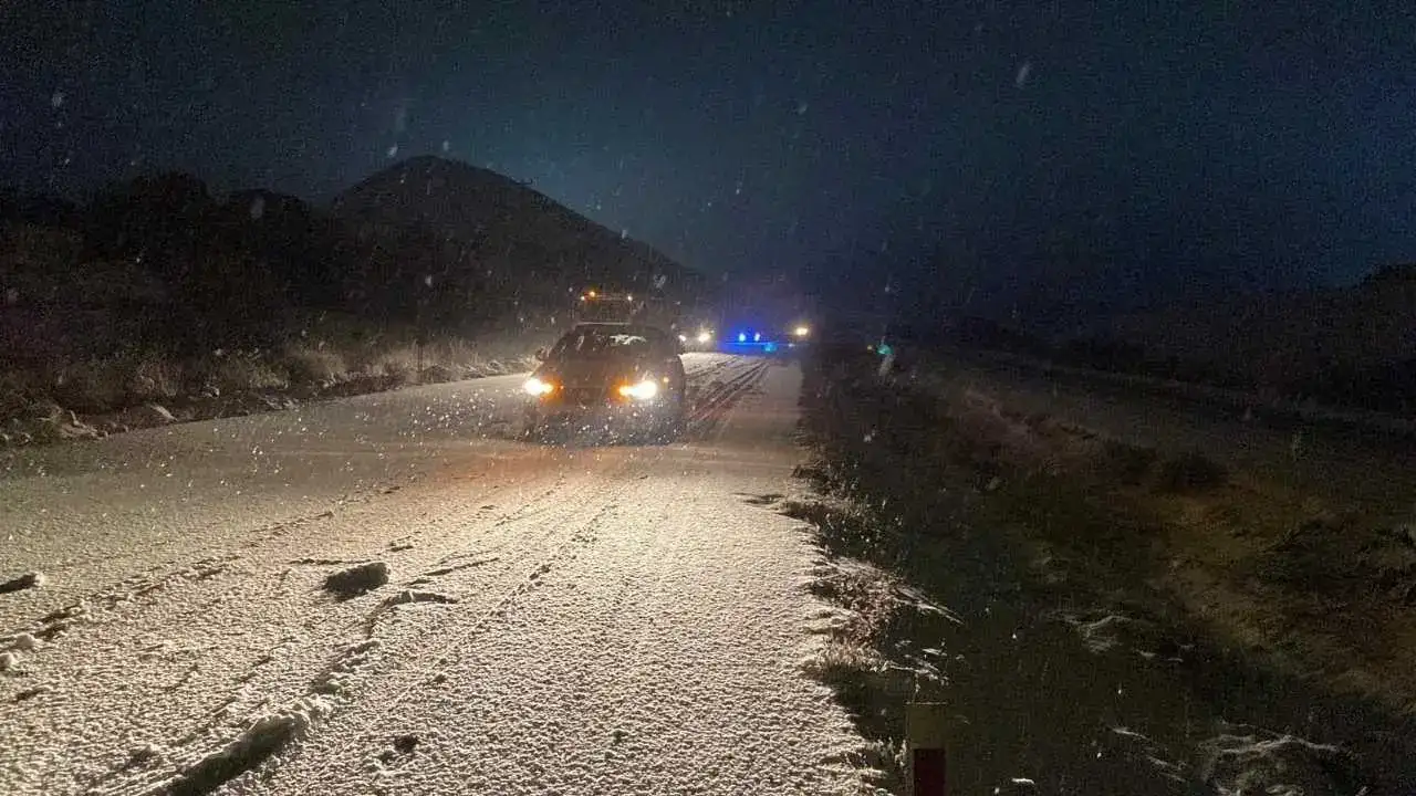 Burdur’da Akşam Bastıran Kar Trafiği Kilitledi: Sürücüler Yolda Kaldı! 4